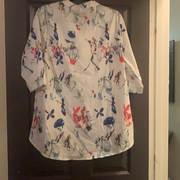 White abstract floral tunic. - Picture 4 of 4